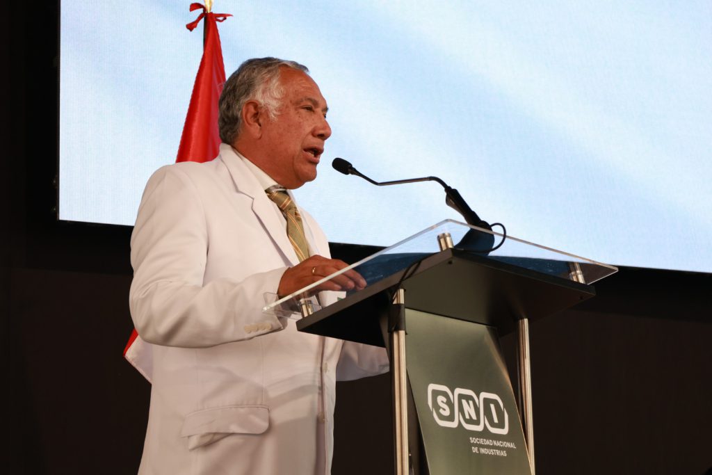 Massé propone alianza con clínicas para formar especialistas y reformar la salud