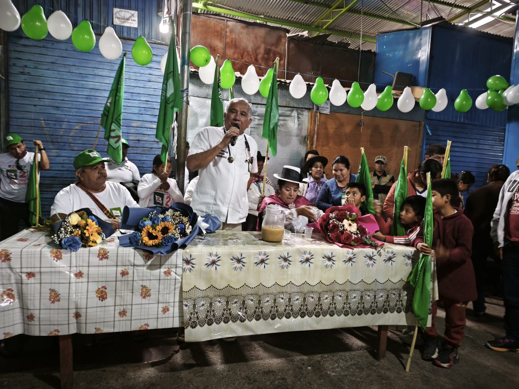 Armando Massé llegó a Ayacucho y recorrió diferentes mercados