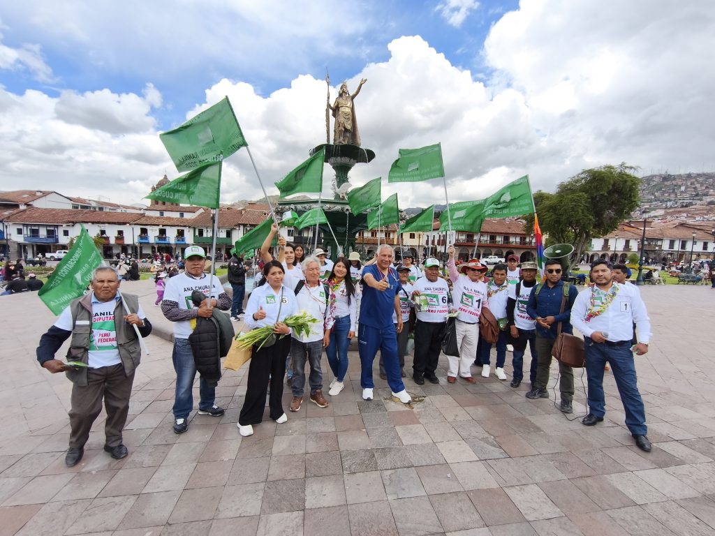 Armando Massé recorre Iquitos, Cusco y Puno y plantea descentralización con poder para las regiones